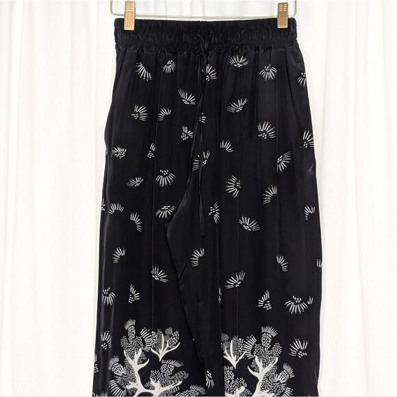 Tucker NYC Camilla Pant Silhouette Floral Woodcut in Silk Crepe de Chine Black - Picture 2 of 9